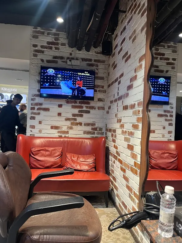 Looks Salon, Pacific Mall, Subhash Nagar