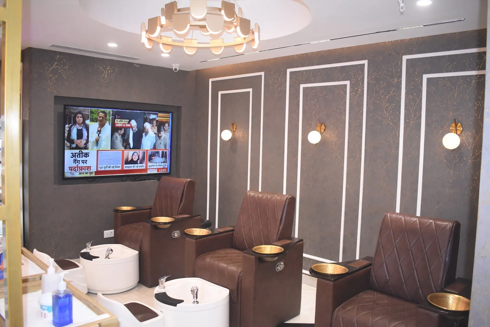 THE OPULENT LUXURY SALON