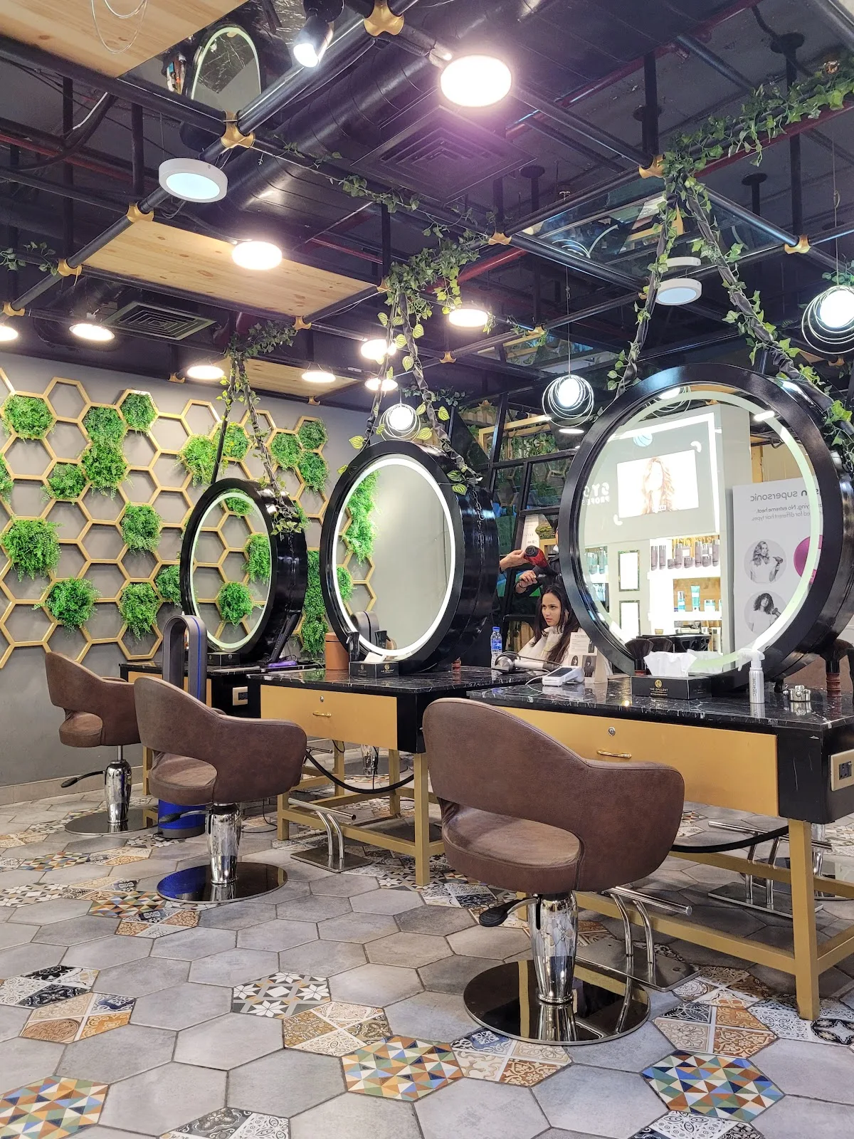 THE OPULENT LUXURY SALON