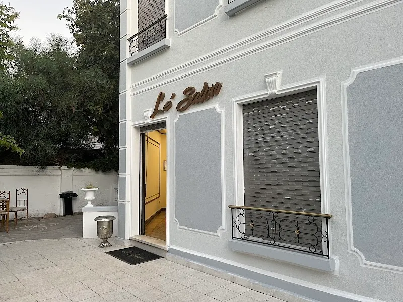 Le` salon peluqueria & cafe
