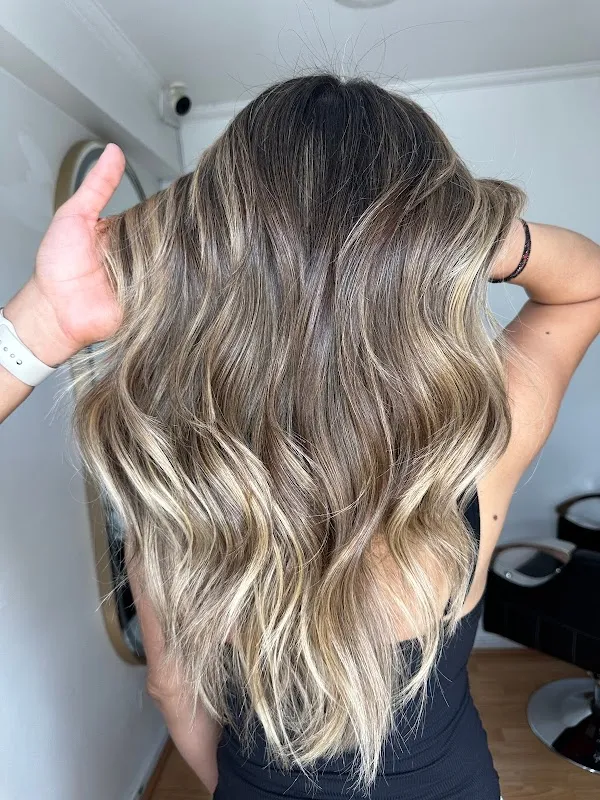 Le` salon peluqueria & cafe