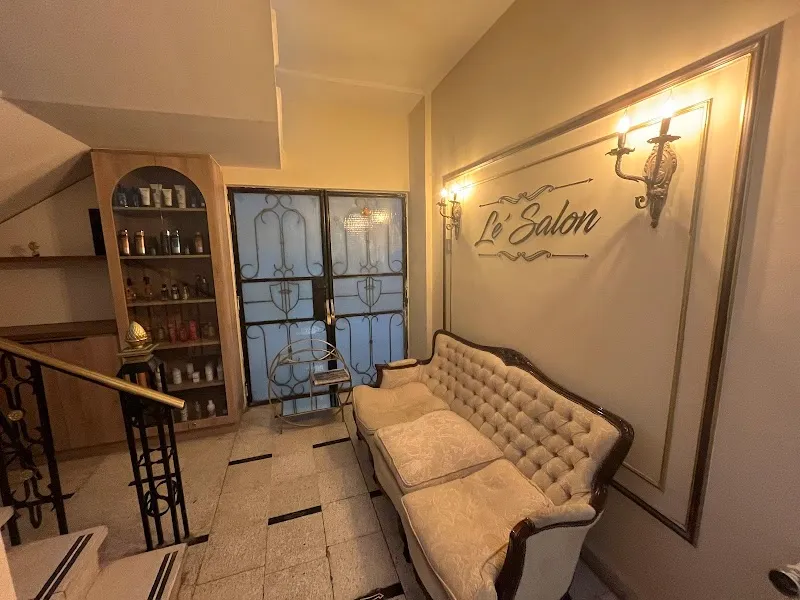 Le` salon peluqueria & cafe