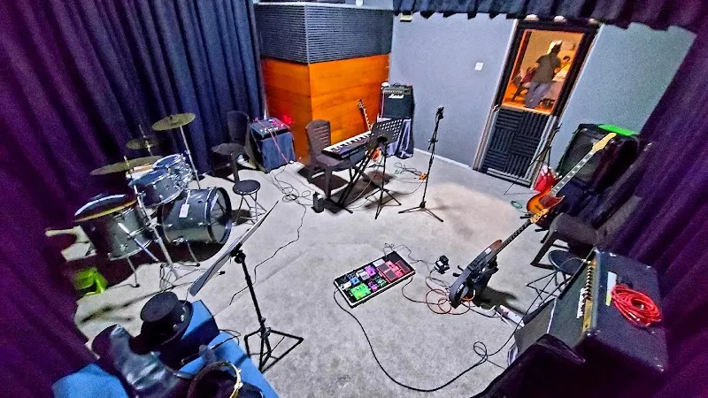 Trench Musica Studio (JM0907249-P)