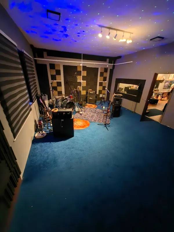 Trench Musica Studio (JM0907249-P)