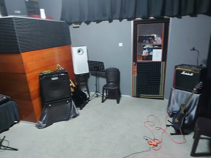 Trench Musica Studio (JM0907249-P)