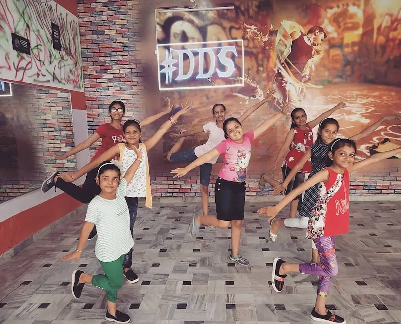 DESI DANCE STUDIO & FITNESS ZONE : DDS