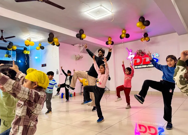 DESI DANCE STUDIO & FITNESS ZONE : DDS