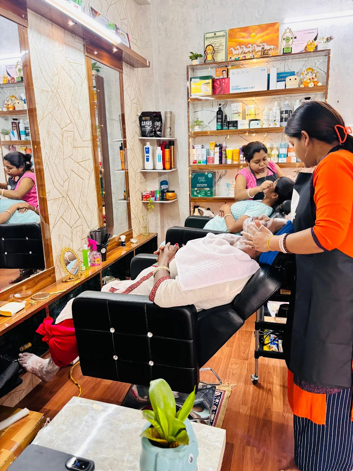 Aura Ladies Salon