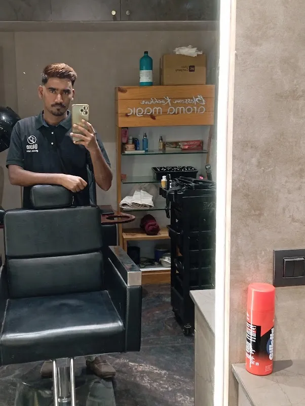 Dluxe Unisex Salon