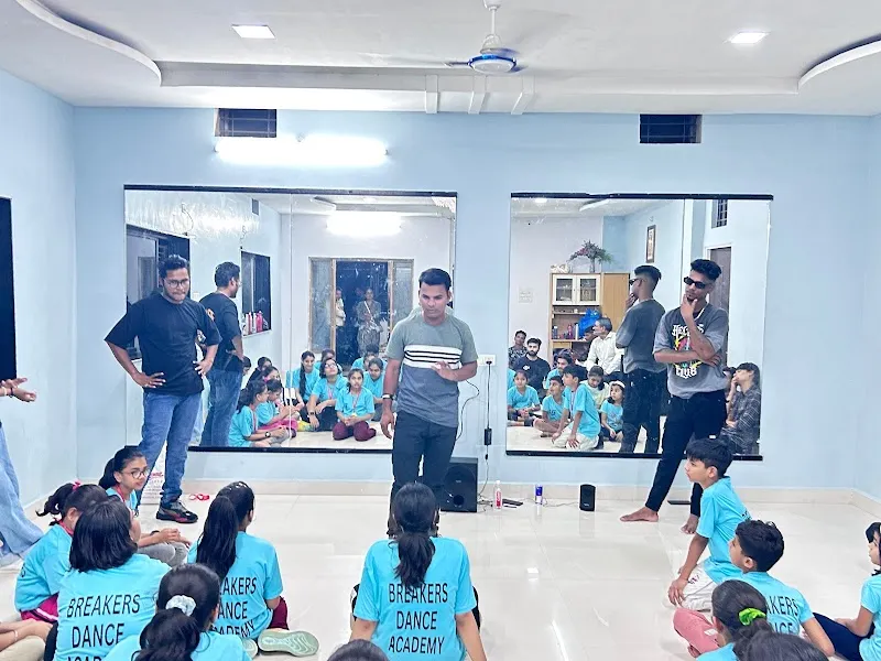 BREAKERS DANCE ACADEMY