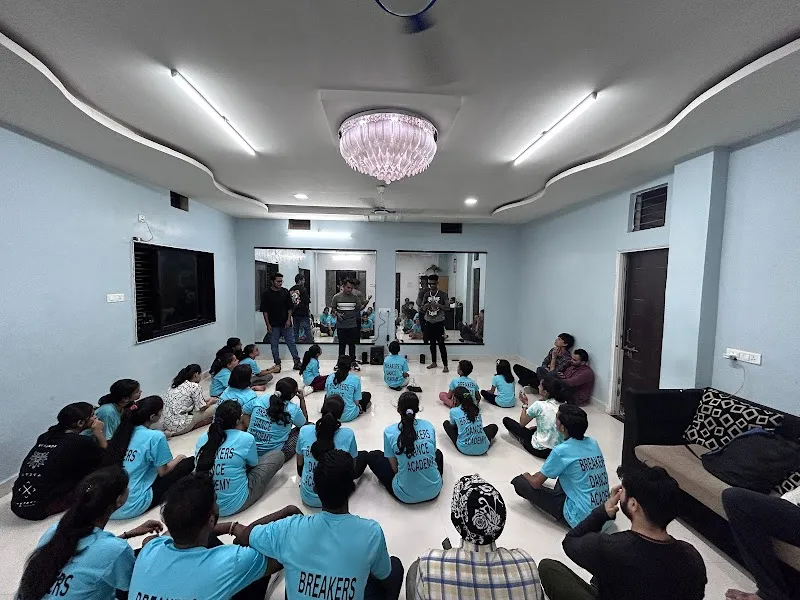 BREAKERS DANCE ACADEMY