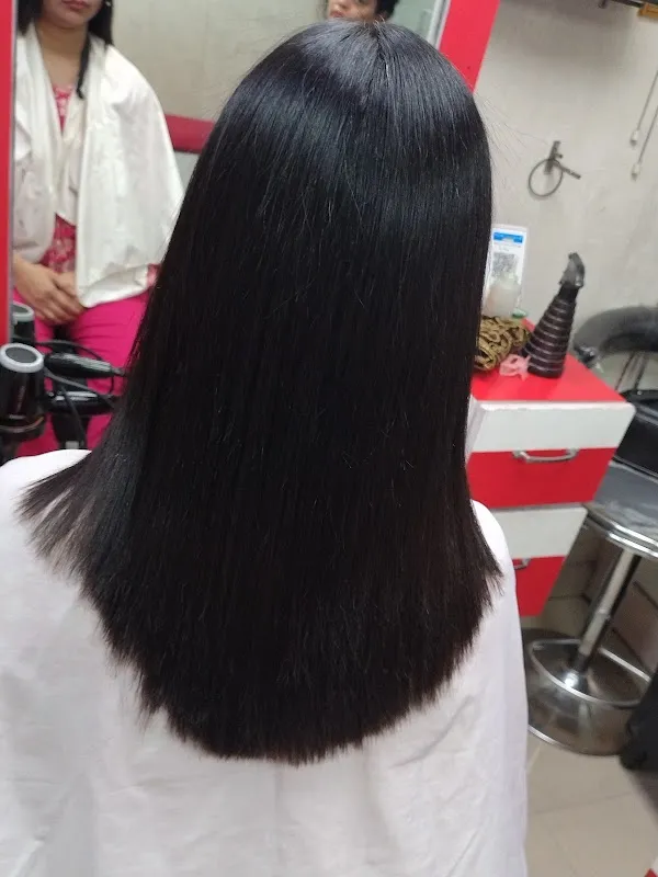 Cut 'N' Glow Beauty Parlour