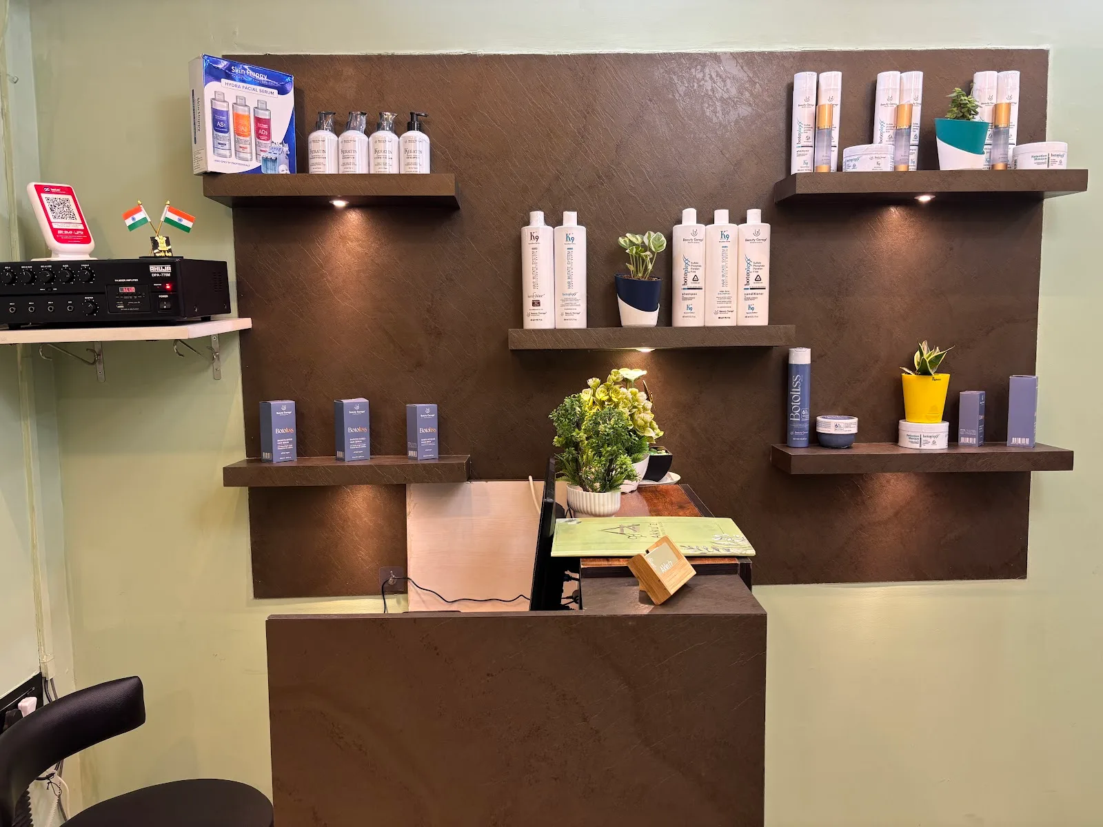 Akku'z The Unisex Salon