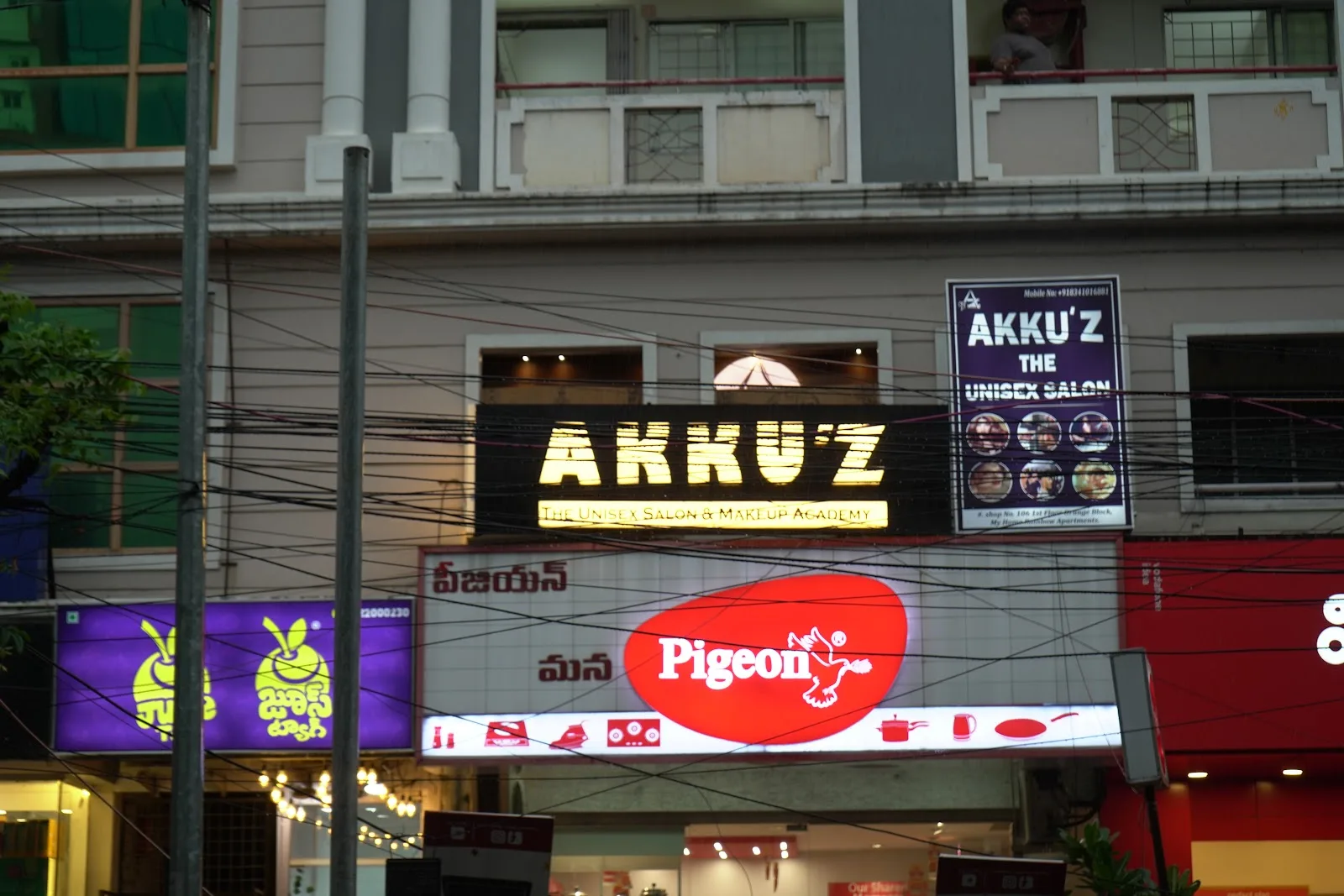 Akku'z The Unisex Salon