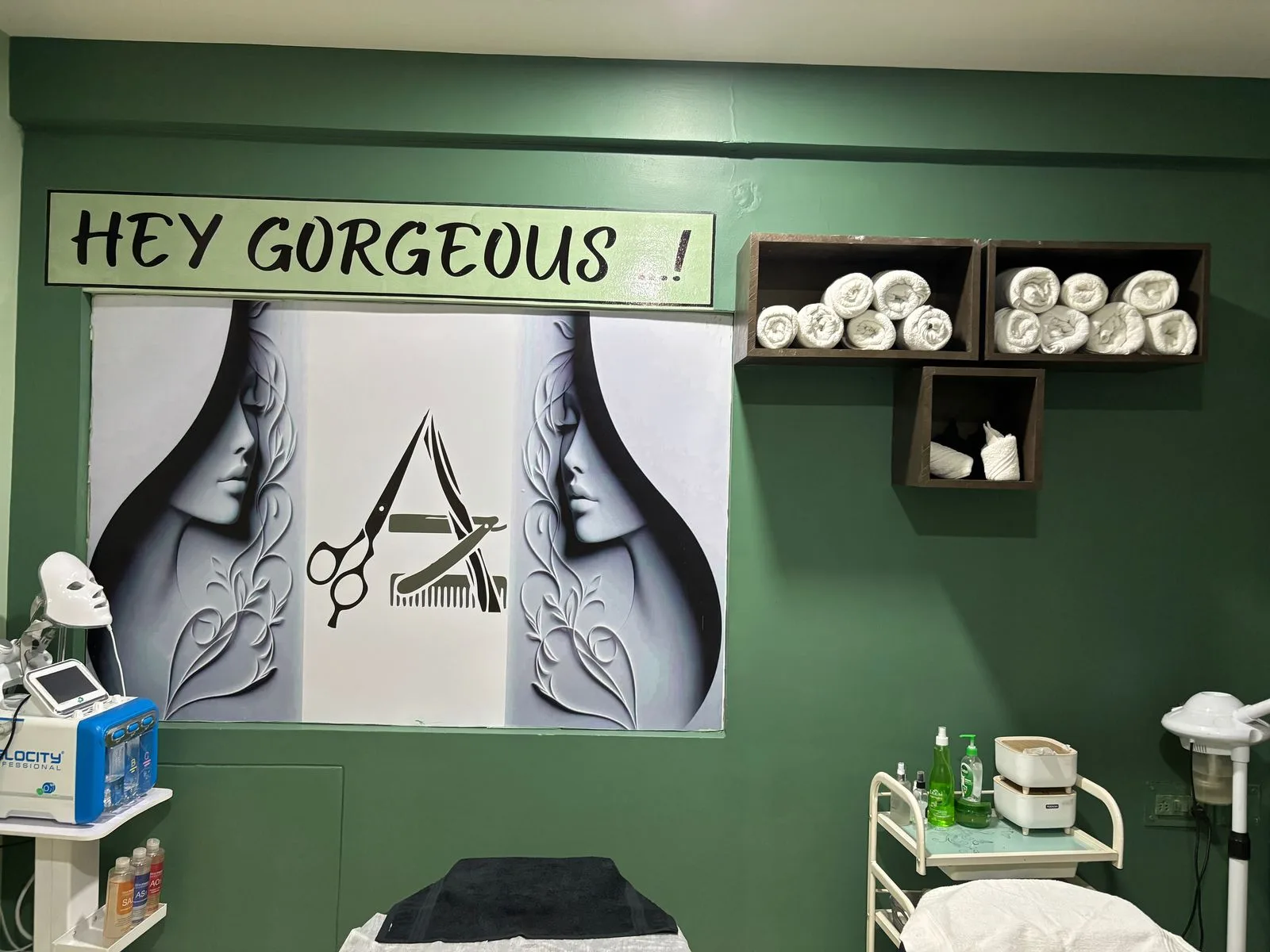 Akku'z The Unisex Salon
