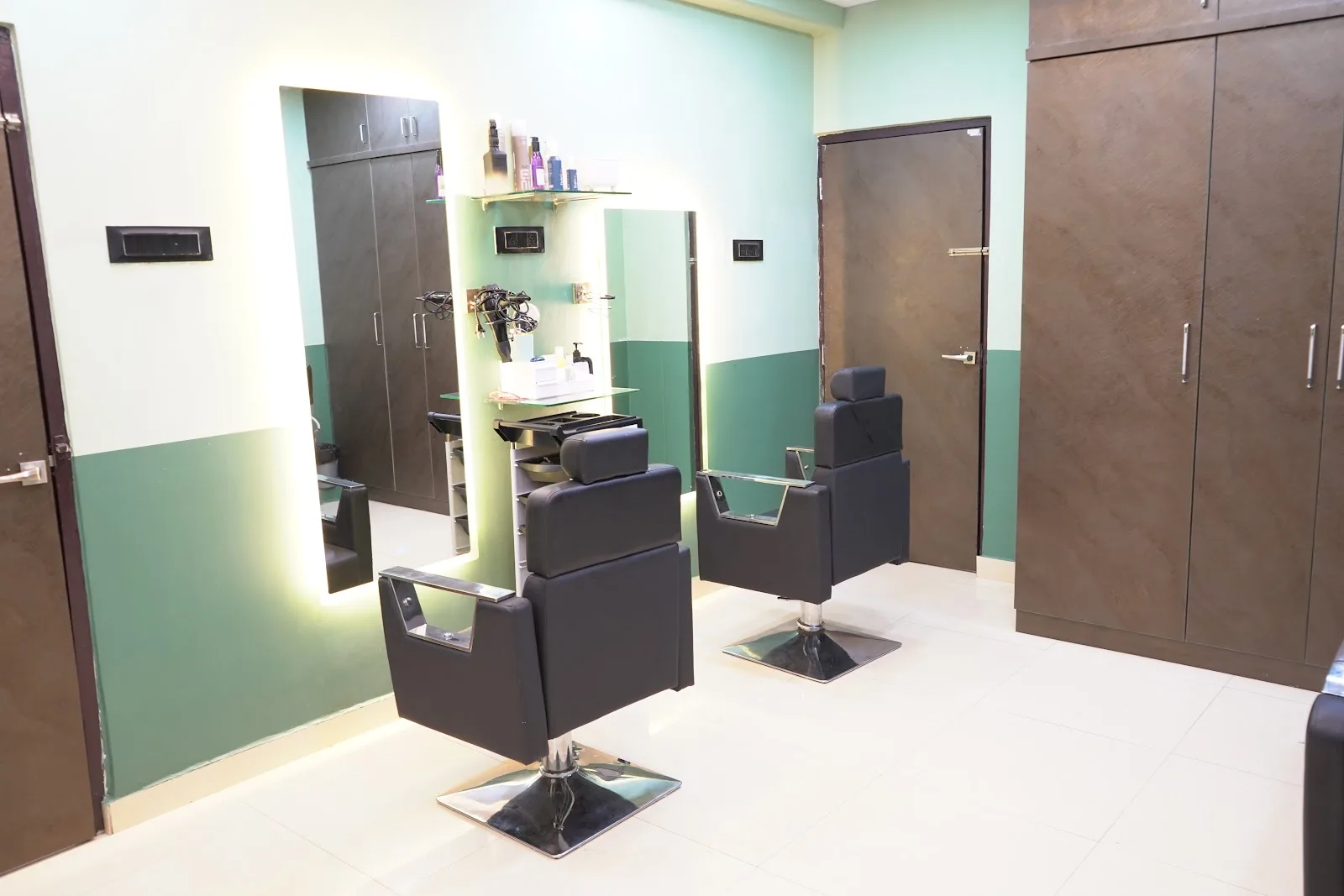 Akku'z The Unisex Salon