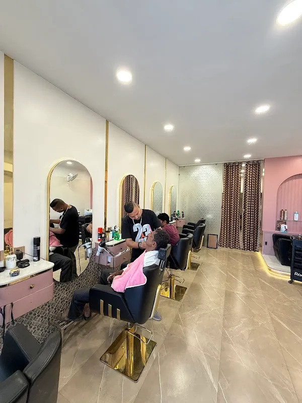 Artist Unisex Saloon