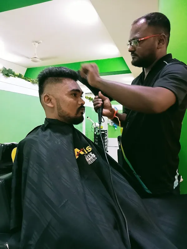 Artist Unisex Saloon