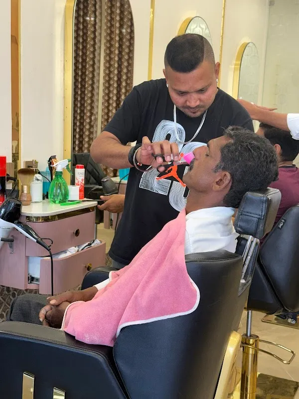 Artist Unisex Saloon