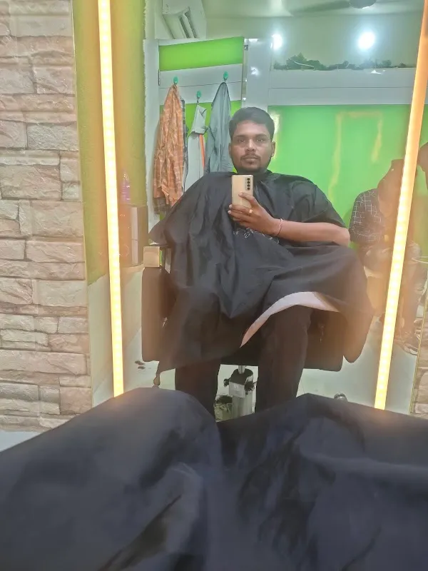 Artist Unisex Saloon