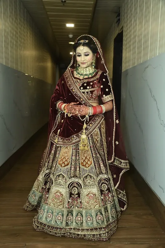Mona Manav Makeovers Unisex Salon And Academy - Hari Nagar