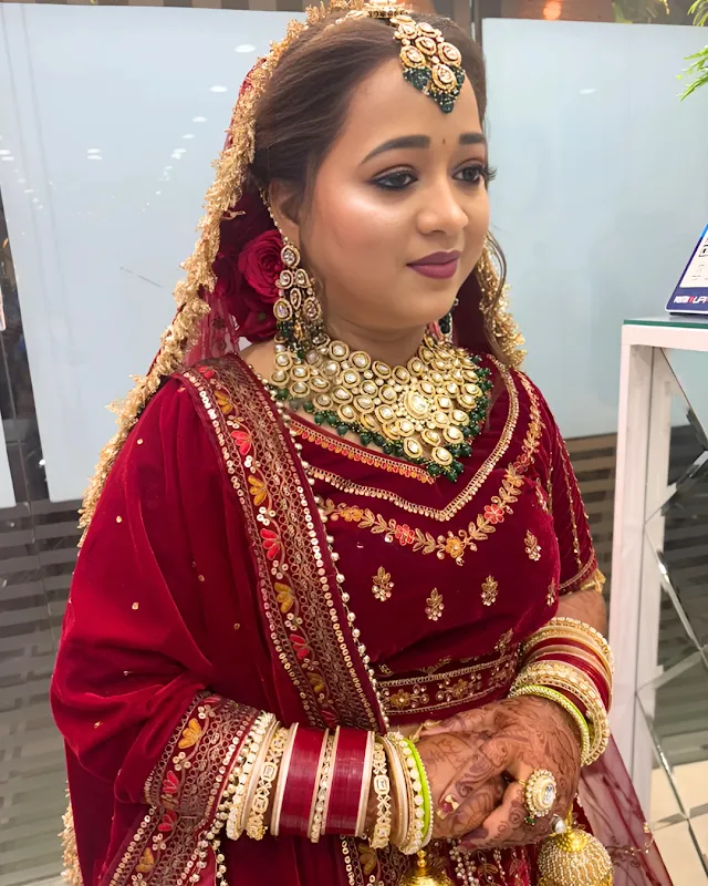 Mona Manav Makeovers Unisex Salon And Academy - Hari Nagar