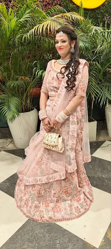 Mona Manav Makeovers Unisex Salon And Academy - Hari Nagar