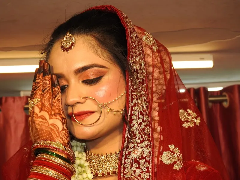 (गोल्डशीन ब्युटी सलून) GOLDSHEEN BEAUTY SALON & ACADEMY