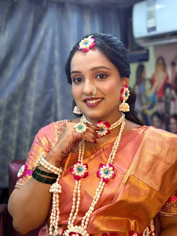 (गोल्डशीन ब्युटी सलून) GOLDSHEEN BEAUTY SALON & ACADEMY