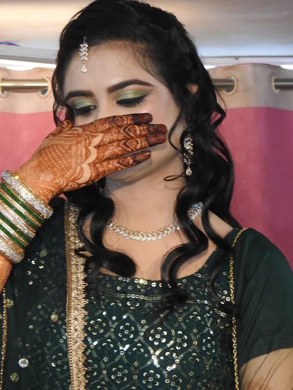 (गोल्डशीन ब्युटी सलून) GOLDSHEEN BEAUTY SALON & ACADEMY
