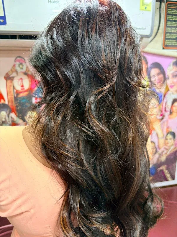 (गोल्डशीन ब्युटी सलून) GOLDSHEEN BEAUTY SALON & ACADEMY