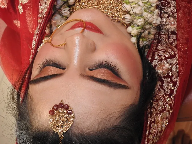 (गोल्डशीन ब्युटी सलून) GOLDSHEEN BEAUTY SALON & ACADEMY