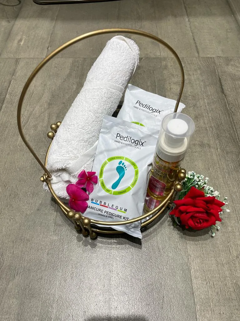 Tuku's ZAARRAA Professional Beauty Unisex Salon in Camp Pune