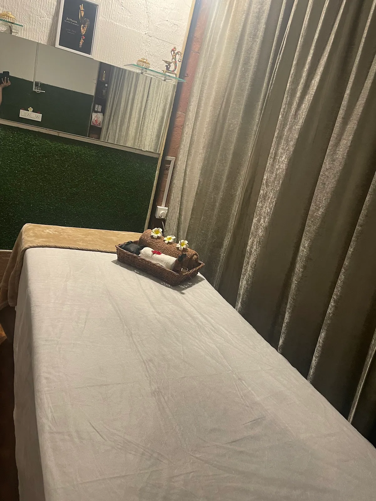 Tuku's ZAARRAA Professional Beauty Unisex Salon in Camp Pune