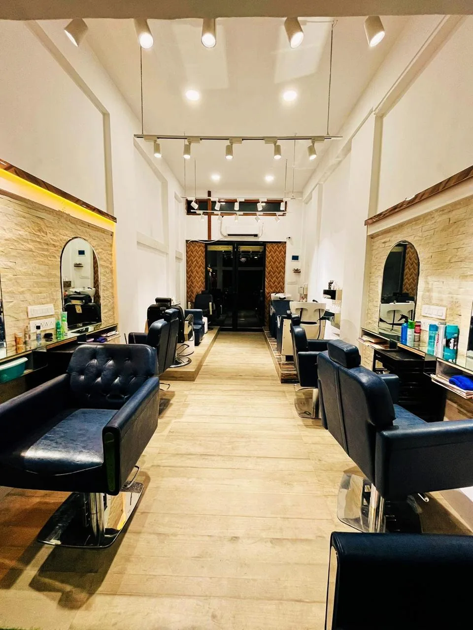 Tuku's ZAARRAA Professional Beauty Unisex Salon in Camp Pune