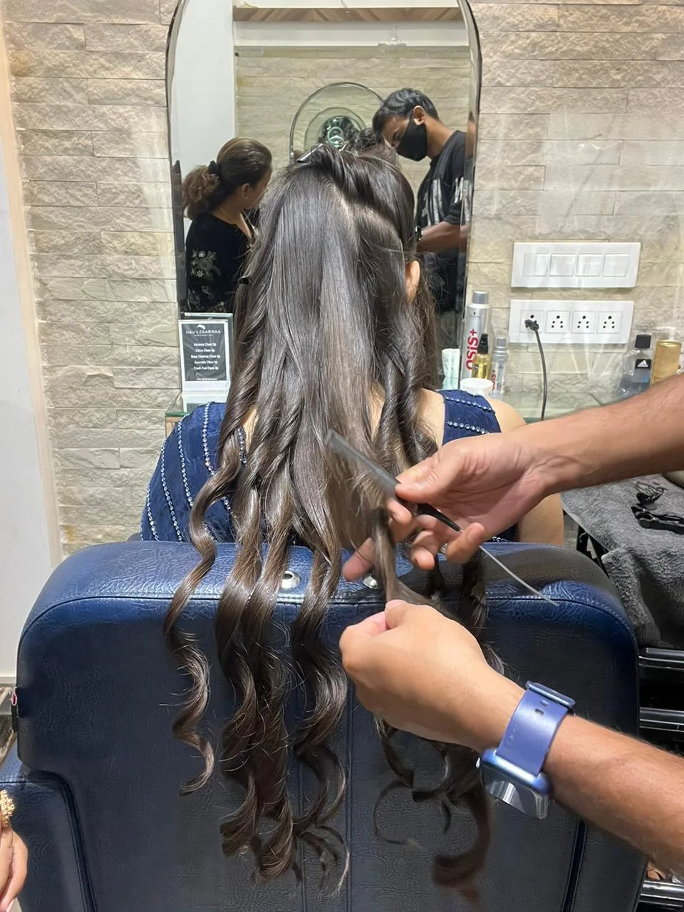 Tuku's ZAARRAA Professional Beauty Unisex Salon in Camp Pune