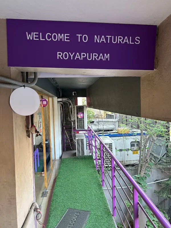 Naturals Unisex Hair And Style Salon