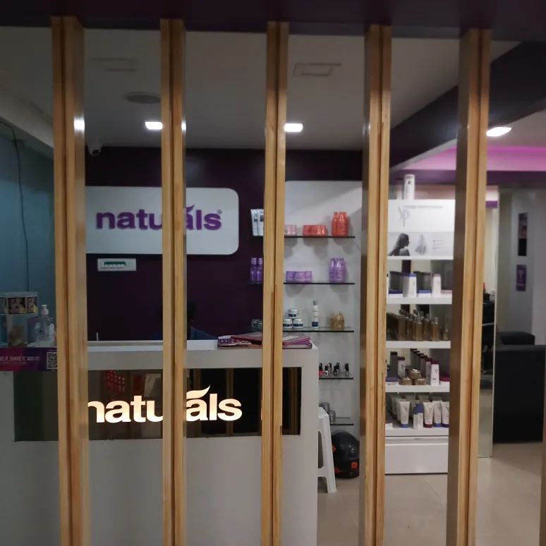 Naturals Unisex Hair And Style Salon