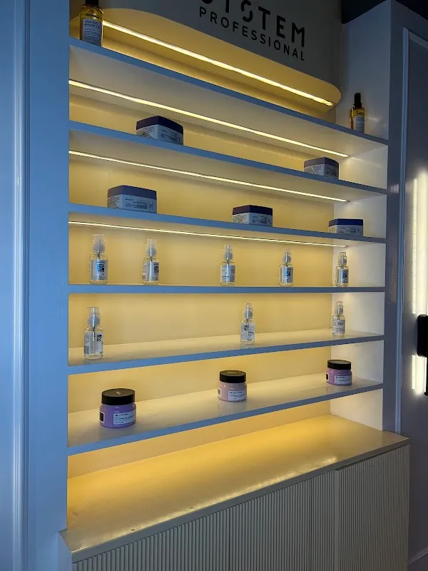Naturals Unisex Hair And Style Salon