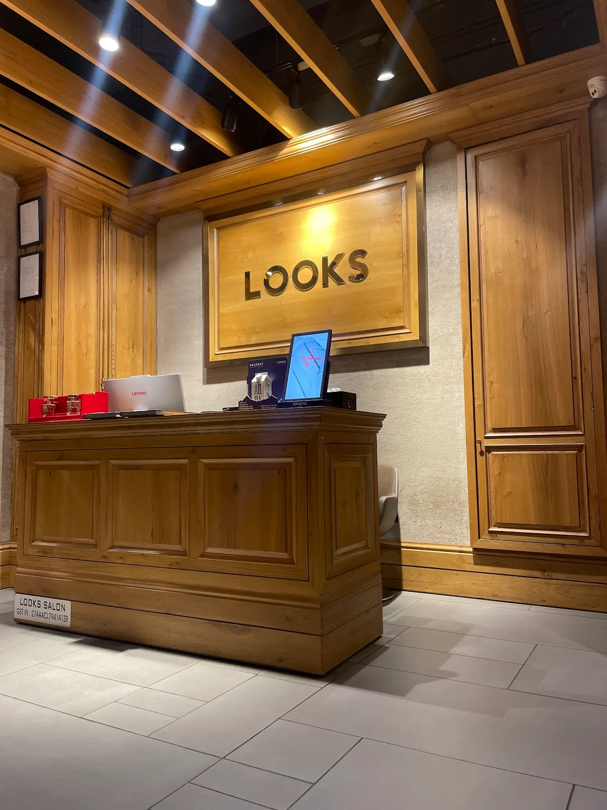 Looks Salon