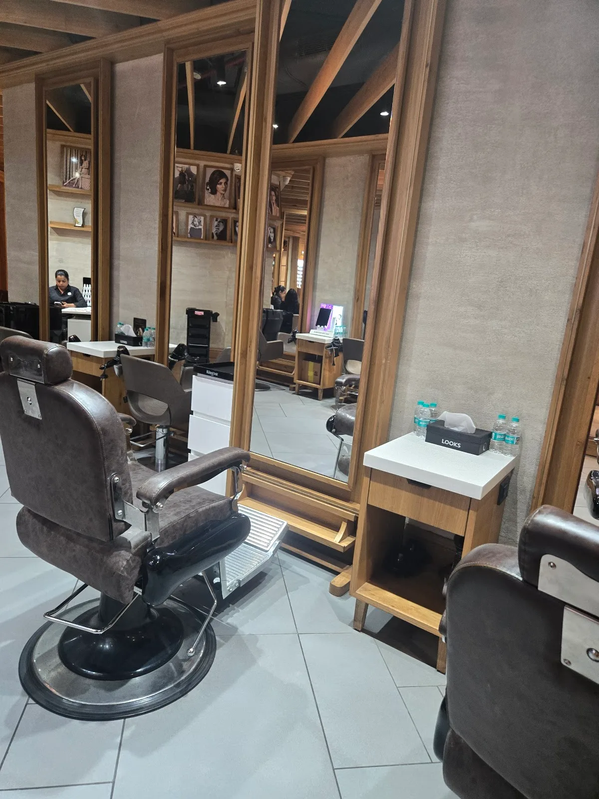 Looks Salon