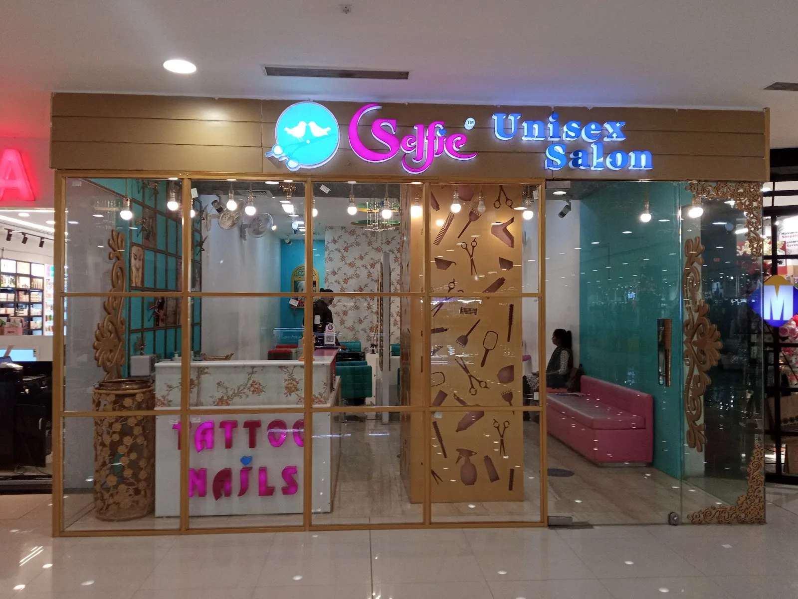 Selfie Unisex Salon TI Mall