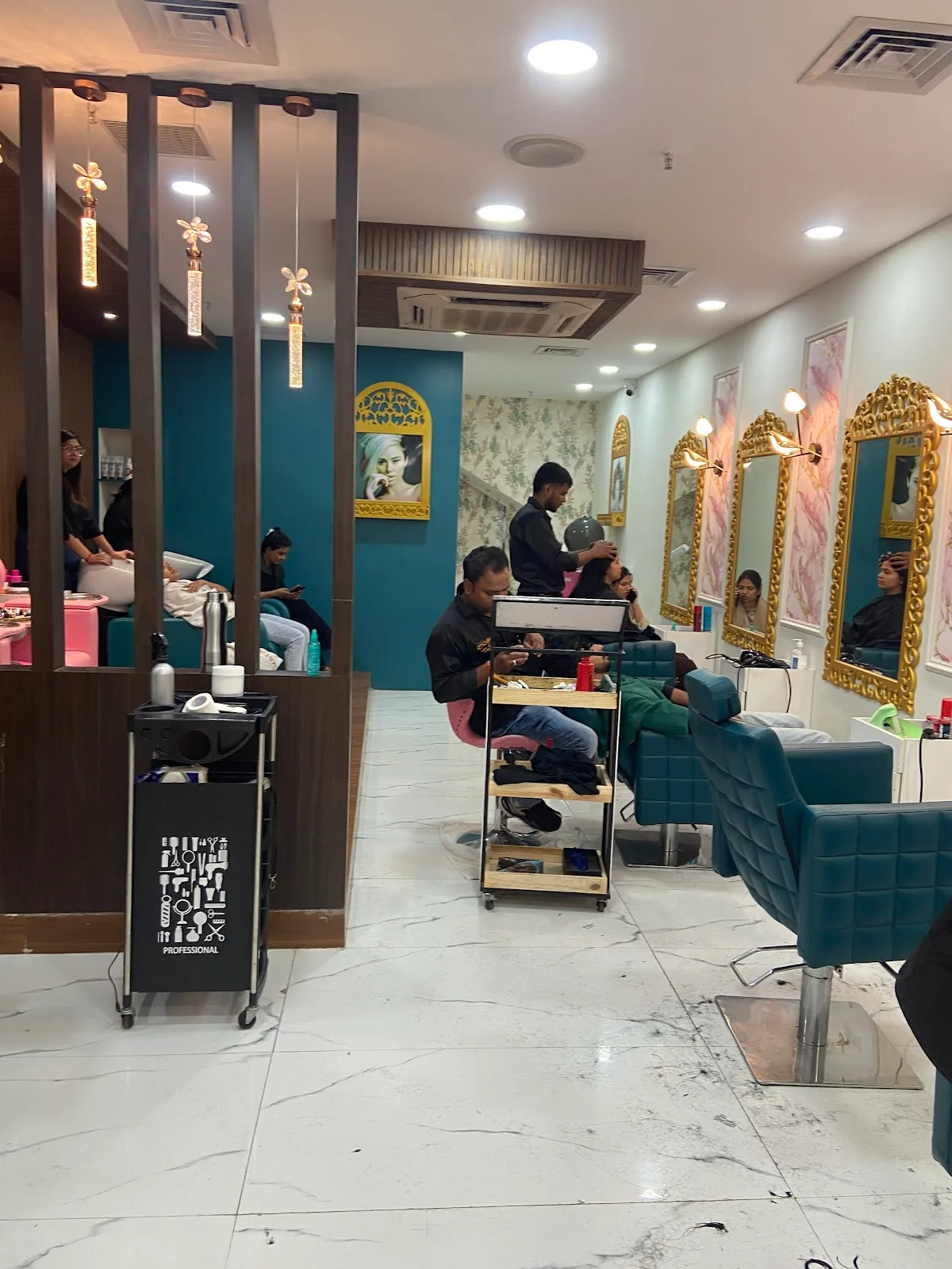 Selfie Unisex Salon TI Mall
