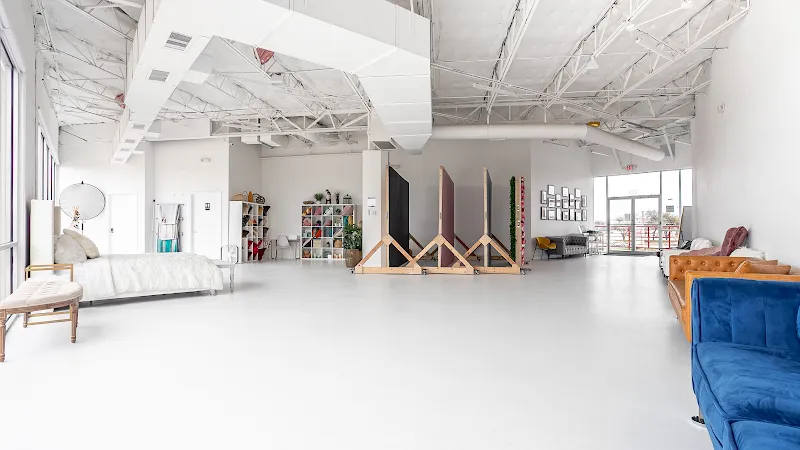 Black and Light Studio - Natural Light Studio Rental