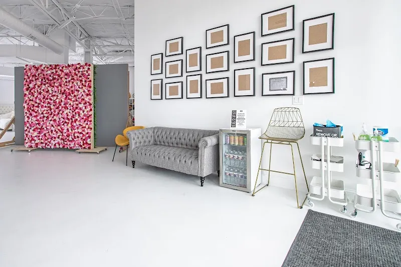 Black and Light Studio - Natural Light Studio Rental