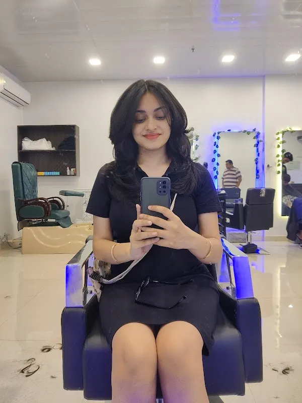 CREATIVE 24 UNISEX SALON