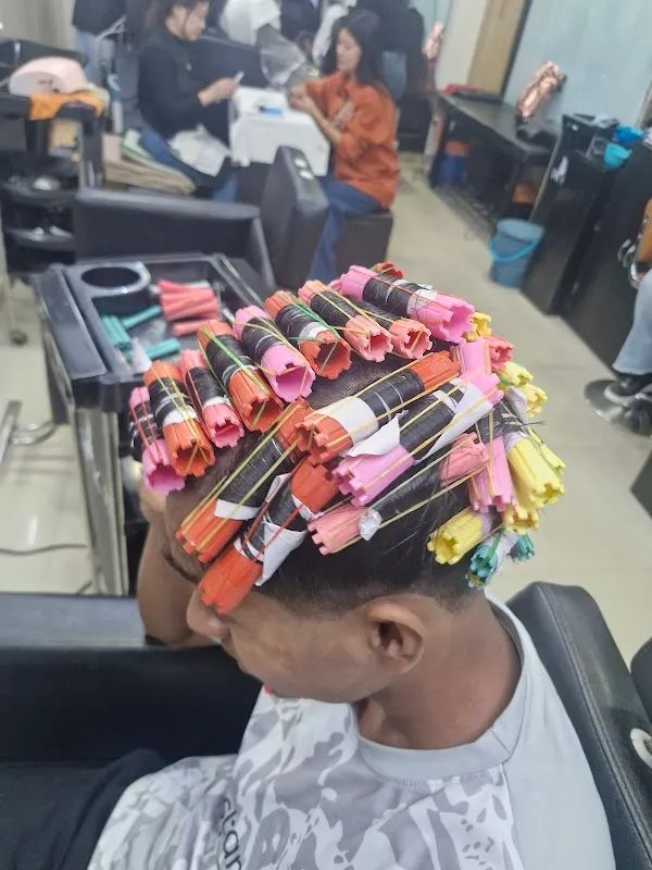 Unwind Unisex Salon