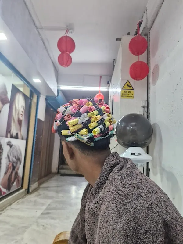 Unwind Unisex Salon