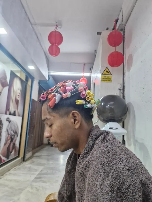 Unwind Unisex Salon