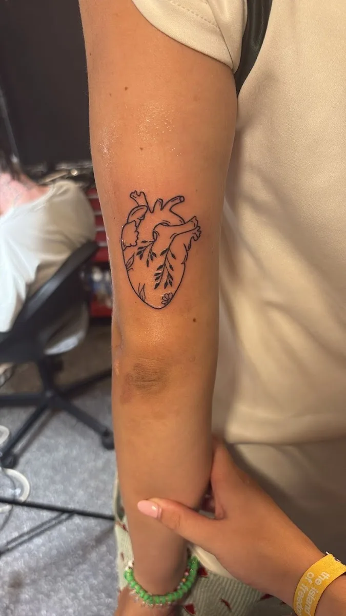 Knuckle Up Budapest Tattoos and Piercings
